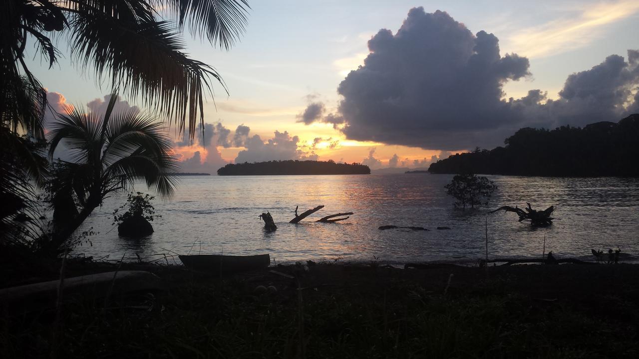 Evis Resort At Nggatirana Island Halisi エクステリア 写真